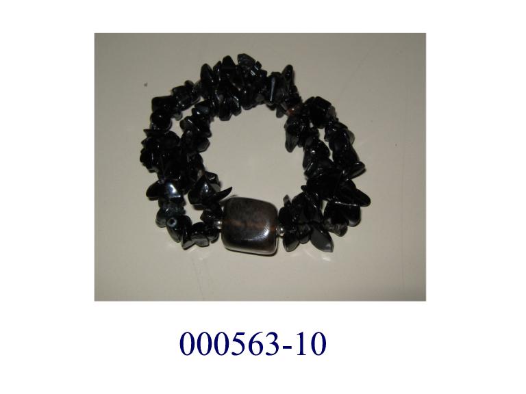 Armband, bestehend aus
- verschiedenförmigen, glänzenden Kristallen aus Onyx und zwei Kunststoffperlen, wobei im Hinblick auf Umfang und Wert der Onyx den Charakter des Erzeugnisses bestimmt,
- nur aufgereiht auf einem doppelten, elastischen Band,
- ohne Verschluss.