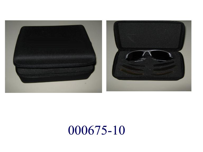Warenzusammenstellung, bestehend aus
- einer Sonnenbrille mit einem Rahmen aus Kunststoff mit gewölbten, getönten, optisch nicht bearbeiteten Brillengläsern aus Kunststoff (zum Schutz der Augen vor UV-Strahlung),
- drei Paar Austauschbrillengläsern aus Kunststoff mit unterschiedlichen Transmissionseigenschaften,
- einem Beutel zur Aufbewahrung der Brille.
Brille, Austauschgläser und Beutel befinden sich in einer Aufbewahrungsbox in einer gemeinsamen Aufmachung für den Einzelverkauf. Die Sonnenbrille stellt das Wesen der Zusammenstellung dar.