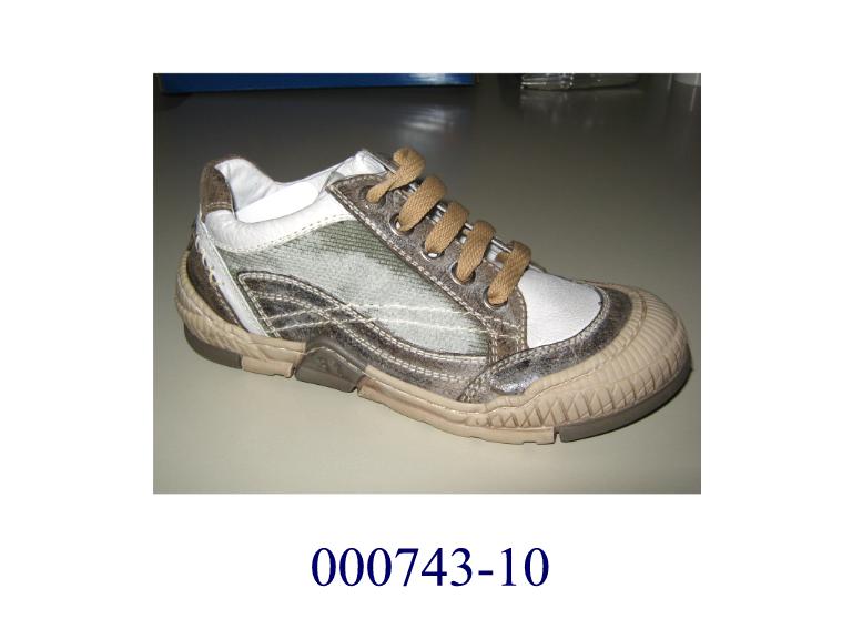 Schuh 
- den Knöchel nicht bedeckend,
- zum Schnüren und mit geschlossenem Blatt versehen,
- mit einem Obermaterial aus aufgenähten Lederteilen (den größten Teil der Oberfläche bildend) und Verstärkungsteilen aus Leder und Spinnstoff (eine höhere Festigkeit verleihend),
- mit einer mehrlagigen, profilierten Laufsohle aus Kautschuk, nicht gespritzt und Werkstoffe aus Polymeren niederer Dichte und dämpfende Elemente enthaltend,
- Länge der Innensohle weniger als 24 cm,
- CIF – Preis 7,5 Euro oder mehr,
- für Sportzwecke (kein Sportschuh).
