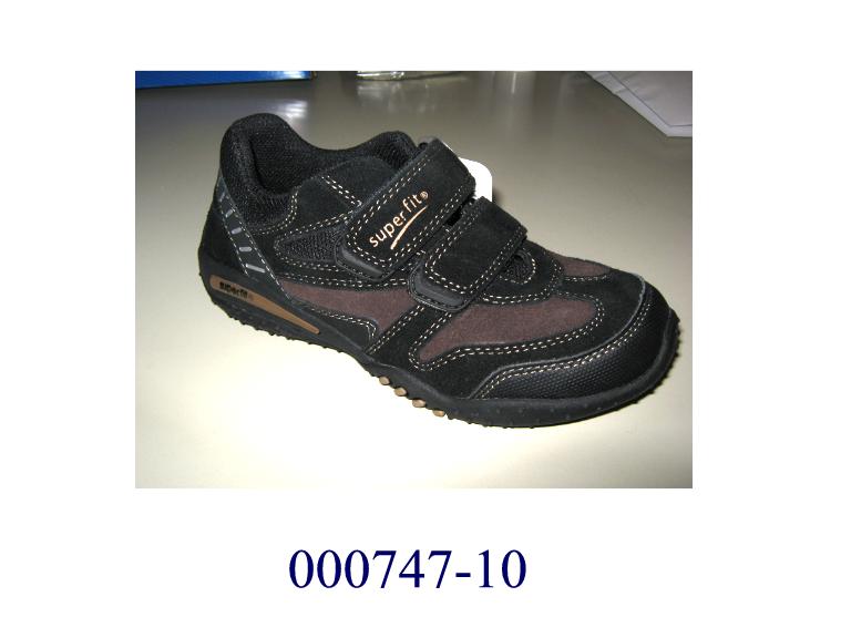 Schuh 
- den Knöchel nicht bedeckend,
- mit Klettverschluß und geschlossenem Blatt versehen,
- mit einem Obermaterial aus aufgenähten Lederteilen (den größten Teil der Oberfläche bildend) und Verstärkungsteilen aus Leder und Spinnstoff (eine höhere Festigkeit verleihend),
- mit einer mehrlagigen, profilierten Laufsohle aus Kautschuk, nicht gespritzt und Werkstoffe aus Polymeren niederer Dichte und dämpfende Elemente enthaltend,
- Länge der Innensohle weniger als 24 cm,
- CIF – Preis 7,5 Euro oder mehr,
- für Sportzwecke (kein Sportschuh).