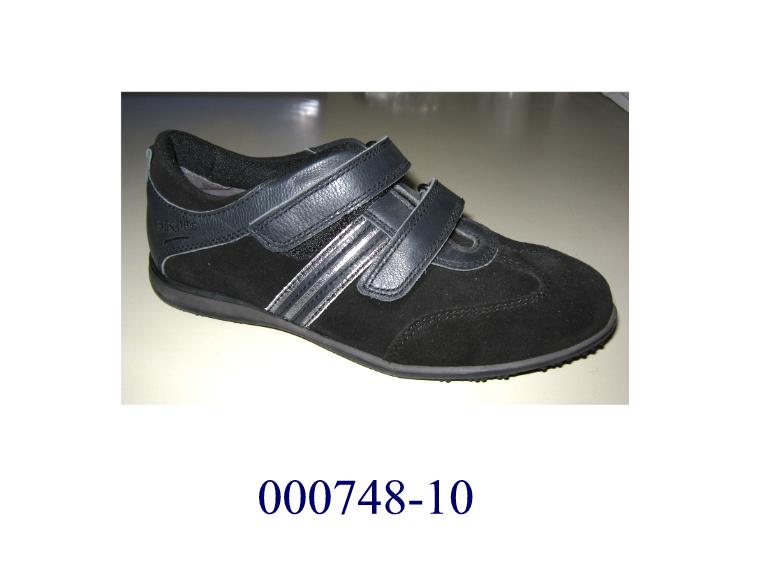 Schuh 
- den Knöchel nicht bedeckend,
- mit Klettverschluß und geschlossenem Blatt versehen,
- mit einem Obermaterial aus aufgenähten Lederteilen,
- mit einer mehrlagigen, profilierten Laufsohle aus Kautschuk, nicht gespritzt und Werkstoffe aus Polymeren niederer Dichte und dämpfende Elemente enthaltend,
- Länge der Innensohle weniger als 24 cm,
- CIF – Preis 7,5 Euro oder mehr,
- für Sportzwecke (kein Sportschuh).