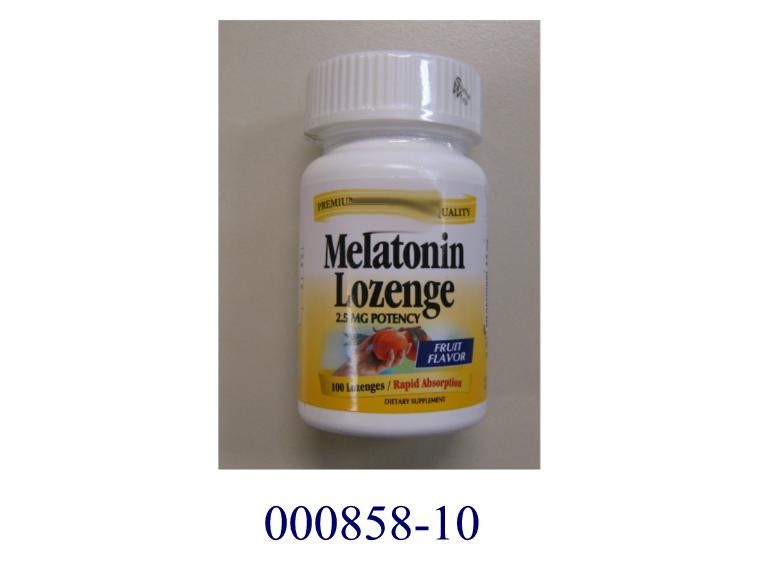 Arzneiware, in Form von weißen, runden, beidseitig leicht gewölbten Komprimaten, im Wesentlichen bestehend aus einer Zubereitung auf Basis des Hormons Melatonin in einer Matrix aus Sorbit, Trennmittel und Aroma; mit therapeutisch/prophylaktischer Wirkung (Melatonin hat eine stabilisierende Wirkung auf das menschliche Nervensystem und dient hauptsächlich zur Behandlung von Schlafstörungen und von Jetlag; aufgemacht in einer mit bunt bedrucktem Klebeetikett versehenen, weißen Kunststoffflasche mit weißem, cellophanumhüllten Sicherheitsschraubverschluss aus Kunststoff zu 100 Stück; kein Ergänzungslebensmittel.