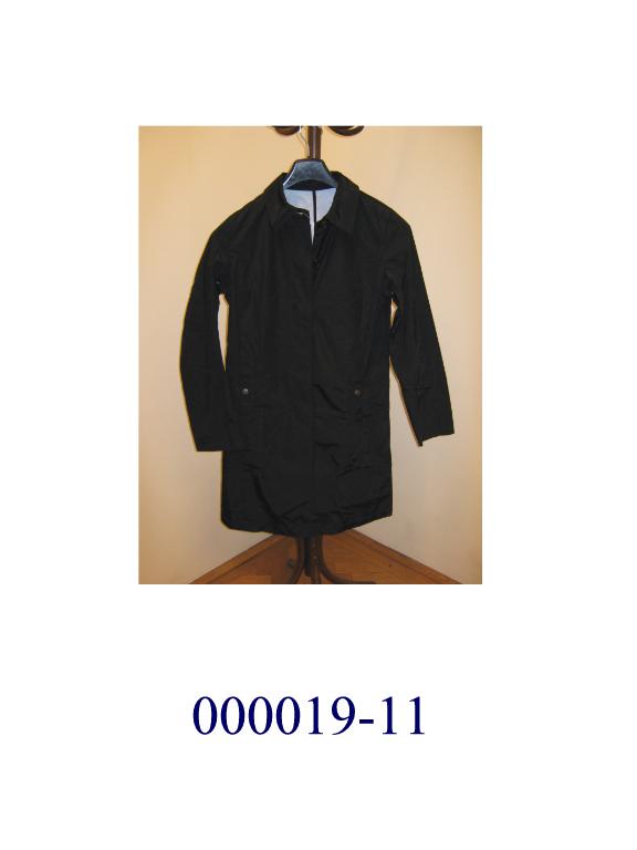 Andere Kleidung, von der Art der in der Unterposition 6202 11 bis 6202 19 genannten Waren, und zwar ein Regenmantel, 
- zum Bedecken des Oberkörpers, etwa bis zu den Knien reichend,
- mittels einer Knopfleiste an der Vorderseite durchgehend zu öffnen (rechts über links),
- bestehend aus einem einfärbigen, leinwandbindigen Gewebe aus Multifilamenten auf Polyamidbasis, 
- nicht beschichtet,
- links und rechts vorne in Hüfthöhe mit je einer Tasche mit Druckknöpfen ausgestattet,
- mit einem Kragen ausgestattet,
- mit einem Gürtel aus Spinnstoff versehen,
- Gesamtgewicht des Kleidungsstückes < 1kg.