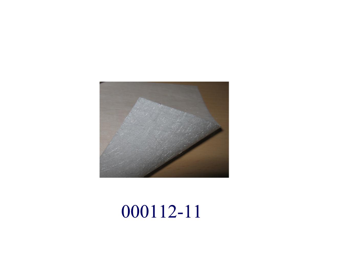 Vliesstoff
- locker gearbeitet,
- in Form eines nicht konfektionierten, einfärbigen Flächenerzeugnisses aus Filamenten auf Polypropylenbasis,
- auf einer Seite mit einer dünnen Schicht aus einem farblosen Kunststoff aus Copolymeren versehen (beschichtet),
- mit einem Quadratmetergewicht von ca. 121,22 g/m².