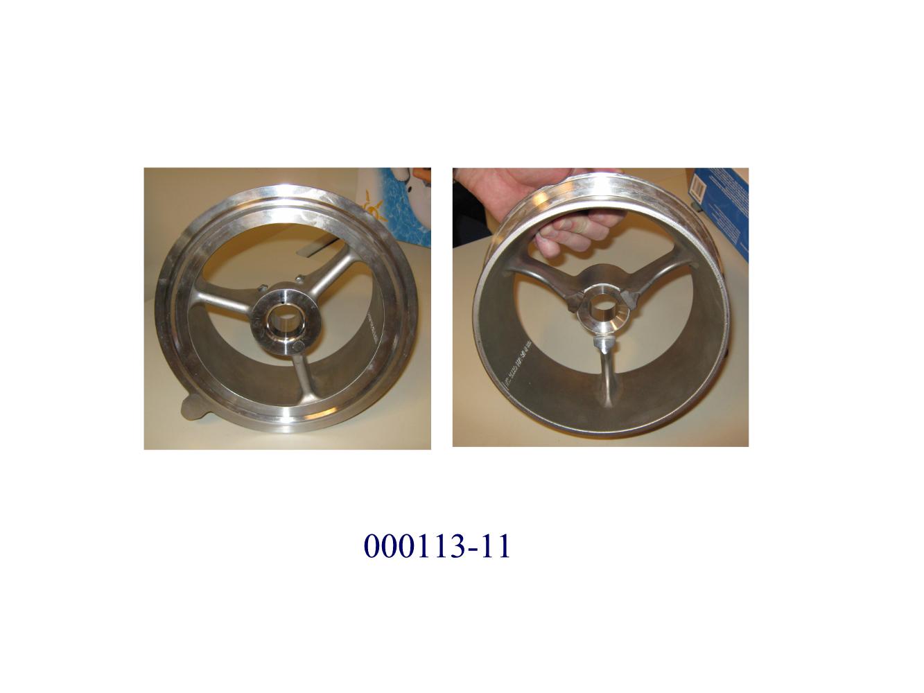 Rohrverbindungsstück aus Stahl,
- ein maßhaltig nach Werkszeichnung gefertigtes Gussteil aus hitze- und korrosionsbeständigem Stahl (Material lt. Antragstellerangabe),
- in Form eines hohlen Zylinders (Außendurchmesser ca. 25,0 cm, Bauhöhe ca. 10,9 cm), in dessen Zentrum sich, befestigt mittels dreier, sternförmig angeordneten Streben, ein mit einer Bohrung versehenes, zylindrisches Mittelstück befindet,
- der äußere Zylinder weist an der Vorderseite eine umlaufende Rille, sowie an der Außenseite eine flache, vorstehende Halterung auf,
- die Ware stellt eine luft- und wasserdichte Verbindung vom motorseitigen festen Abgasrohr eines Kolbenverbrennungsmotors zu einem beweglichen Schlauch in Richtung Atmosphäre dar;
kein Teil für gepanzerte Fahrzeuge der Position 8710.