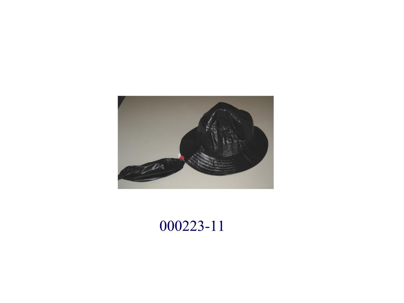 Kopfbedeckung in Form eines zusammenlegbaren Regenhutes
- durch Zusammennähen aus Stücken von Spinnstoffgeweben aus Nylon hergestellt,
- mit einer umlaufenden, ca. 5,5cm breiten Krempe (kein Schirm) verarbeitet,
- im hinteren Teil mit einem Klettverschlußband verstellbar,
- mit einem Schweißband ausgestattet,
- die Kopfbedeckung befindet sich in einem, für eine Verpackung solcher Waren üblichen Behältnis, mit den Ausmaßen von ca. 18 x 4 x 4 cm, bestehend aus dem gleichen Spinnstoffgewebe wie der Hut, mittels Zippverschluß verschließbar.