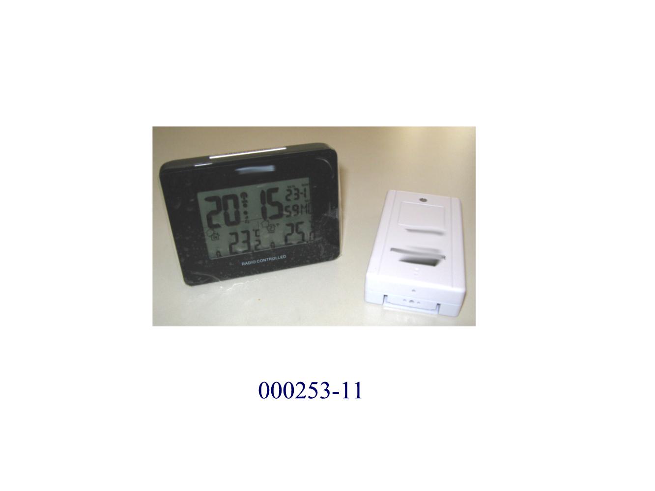 Zusammengesetzte Ware, bestehend aus
- einem elektronischen Thermometer zur Anzeige der Innentemperatur (wahlweise in Grad Celsius oder Grad Fahrenheit),
- einer Anzeige der Außentemperatur (wahlweise in Grad Celsius oder Grad Fahrenheit), die über einen Außensensor ermittelt und drahtlos übertragen wird,
- einer Funkuhr mit Weckfunktion (Stunden, Minuten und Sekunden; 12/24h - Anzeige) und Datumsanzeige (Tag, Monat, Wochentag),
in einem gemeinsamen rechteckigen Gehäuse aus Kunststoff (Abmessungen: (BxHxT) ca. 100 x 77 x 33 mm) mit LED Displaybeleuchtung an der Vorderseite, sowie 5 Bedientasten und Batteriefach für 2 AAA 1,5 V Batterien an der Rückseite.
Ein charakterbestimmender Bestandteil der Ware kann nicht ermittelt werden.
Die Ware ist zusammen mit einem Außensensor (rechteckiges Kunststoffgehäuse, Abmessungen: (BxHxT) ca. 56 x 105 x 22 mm, mit Batteriefach für 2 AAA 1,5 V Batterien an der Rückseite), 4 AAA 1,5 V Batterien und einer Bedienungsanleitung in einem bedruckten Pappkarton verpackt.
(Abbildung siehe Anlage)