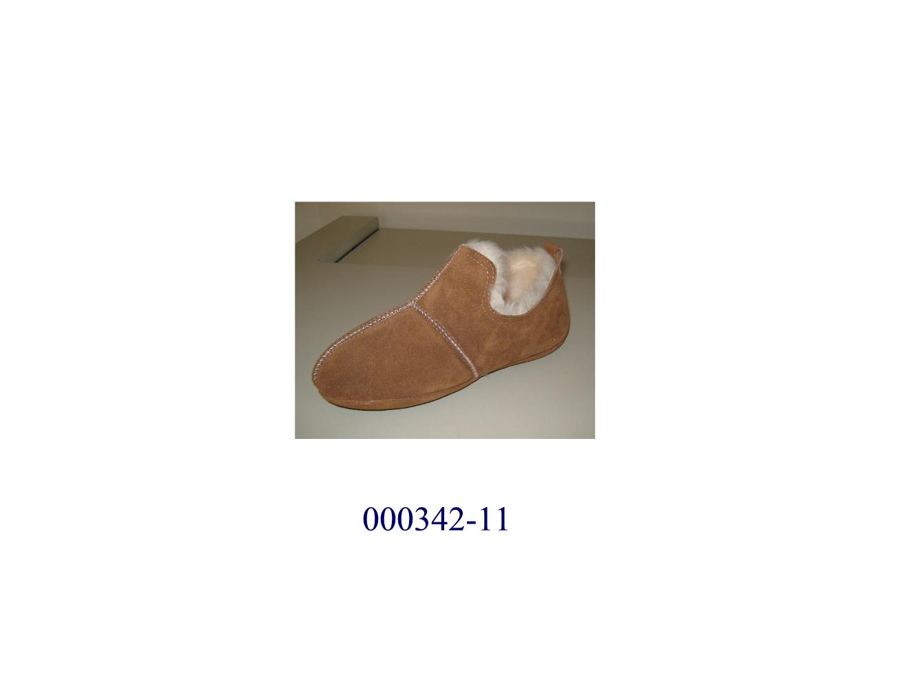 Schuh, nach Art eines Schlüpfers gearbeitet,
- mit einem geschlossenen Blatt, den Knöchel nicht bedeckend,
- mit einer flachen Laufsohle aus Leder und Kautschuk (überwiegend), mehrlagig, nicht gespritzt, fein profiliert, Polymere niederer Dichte enthaltend, keine dämpfenden Elemente enthaltend,
- mit einem Futter aus Schaffell und einem aufgenähten Oberteil aus Leder,
- Länge der Innensohle über 24 cm,
- nicht als Herren- oder Damenschuh erkennbar,
- aufgrund seiner Beschaffenheit für den Innenbereich vorgesehen.