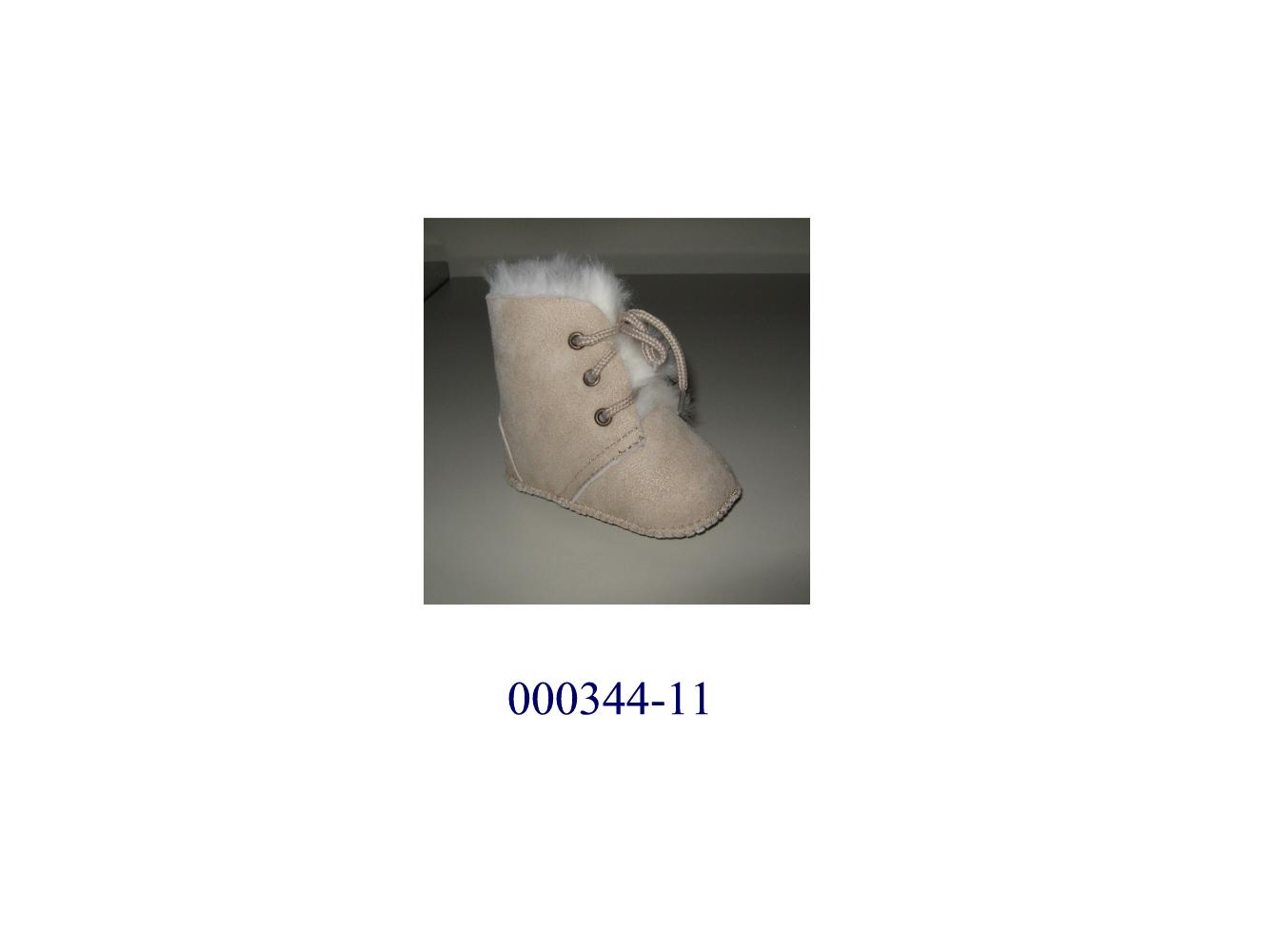 Schuh in Form eines Baby-Schuhes
- mit geschlossenem Blatt und zum Schnüren, die Knöchel, nicht jedoch die Wade bedeckend,
- mit einer Laufsohle und einem Obermaterial aus Pelzfell (laut Firmenangaben Schaffell), wobei das Fell den Innenteil und die gegerbte Haut den Außenteil des Schuhes bilden,
- Länge der Innensohle weniger als 24 cm.
