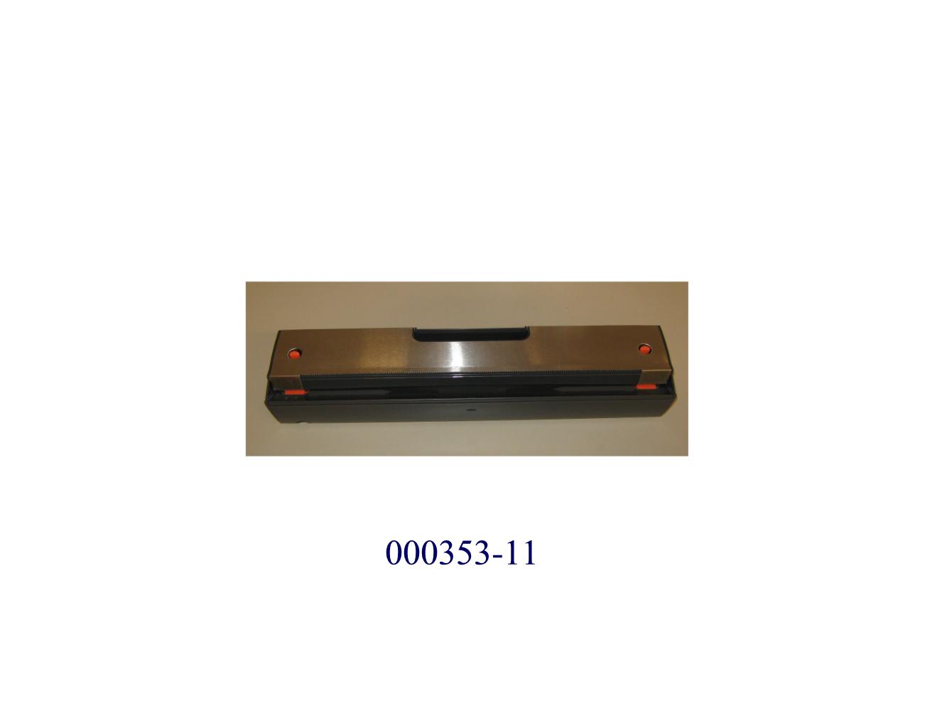 Folienschneider; es handelt sich um ein Schneidgerät für Küchenfolien (Verpackungsfolien aus Aluminium), das aus Aluminium und Kunststoff gefertigt ist (Antragstellerangabe).
Das Erzeugnis besteht aus einem annähernd rechteckigen Kunststoffkörper (Abmessungen (L x B x H): ca. 41,1 x 9 x 7,2 cm) mit einer auf einer Längsseite gezahnten Frontblende aus Aluminium. Zum Wechseln der Folienrolle (nicht Gegenstand dieser VZTA) werden zwei Tasten an der Frontblende gedrückt und diese öffnet sich aufgrund eines eingebauten Federmechanismus von selbst. Die Rolle kann sodann eingelegt oder herausgenommen werden. Durch Ziehen der Folie über die Zähne (Abreißkante) wird die Folie abgetrennt.
Das Erzeugnis ist gemeinsam mit einer Wandhalterung, die an der Rückseite eingeschoben werden kann, sowie einer Gebrauchsanweisung in einem bedruckten Pappkarton für den Einzelverkauf aufgemacht.
(Abbildung siehe Anlage)