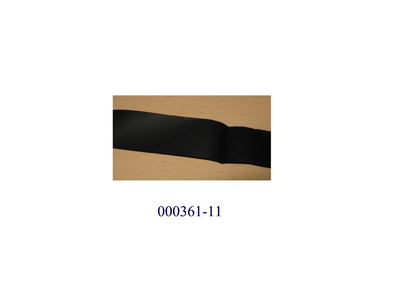 Prägefolie in Rollen (Abmessungen: L: 122 m, Breite: 19 mm, Stärke: ca. 0,025 mm), einseitig mit einem schwarzen Farbpigment beschichtet.
Auf eine farblose, dünne Kunststofffolie auf Polyesterbasis ist einseitig ein schwarzes Farbpigment aufgebracht, welches unter Hitze bzw. Druck auf den zu bedruckenden Gegenstand übertragen wird.