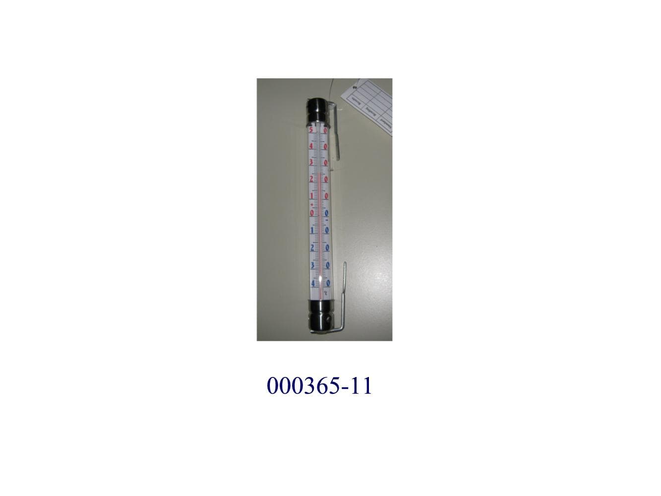 Temperaturmessgerät, so genanntes Außenthermometer, bestehend aus einem zylinderförmigen durchsichtigen Kunststoffgehäuse (Abmessungen (D x H): ca. 2 x 21,5 cm), das an beiden Enden mit Metallkappen verschlossen ist, an denen Bügel zur Befestigung des Thermometers am Fensterrahmen oder Mauerwerk angebracht sind.
Im Kunststoffgehäuse befindet sich das flüssigkeitsgefüllte Steigrohr, das mit einer Skala mit einem Messbereich von -40° C bis +50° C verbunden ist.
(Abbildung siehe Anlage)

„Thermometer, nicht mit anderen Instrumenten kombiniert, unmittelbar ablesbar, flüssigkeitsgefüllt, andere als Fieberthermometer, nicht für zivile Luftfahrzeuge."