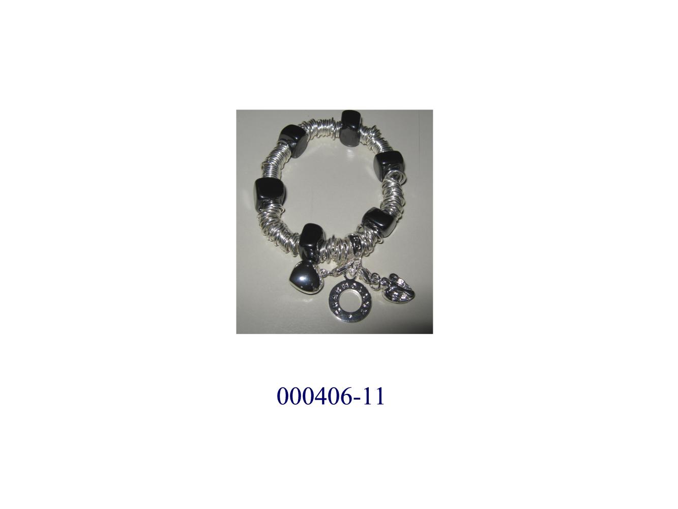 Armband,
- bestehend aus sechs glänzenden, annähernd quaderförmigen Steinen (Hämatit/Blutstein), 
- zwischen den Schmucksteinen sind silberfarbene Ringe (versilbertes Messing) sowie ein massiver Metallring (versilbertes Messing), an welchem drei Metallanhänger (Engel, Ring, Herz) befestigt sind, aufgefädelt,
- die Steine und Metallringe sind auf einem durchsichtigen, elastischen Doppelband aufgefädelt,
- ohne Verschluss,
- mit einem Durchmesser von ca. 6cm.