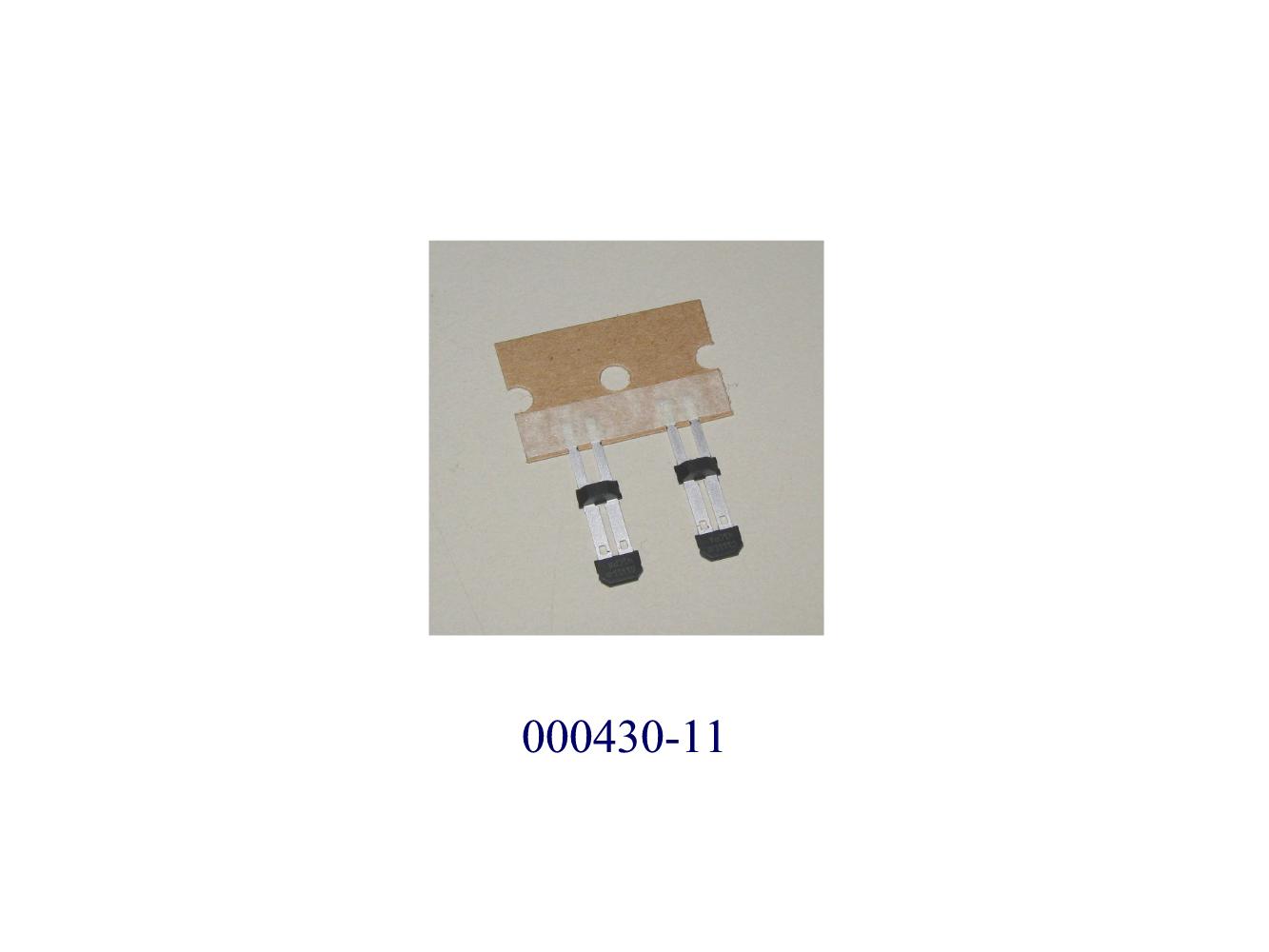 Differenzial-Hallsensor,
- bestehend aus einer monolithisch integrierten Schaltung in einem PG-SSO-2-53 Gehäuse mit 2 elektrischen Kontaktstiften und einem zur integrierten Schaltung parallel geschalteten, diskreten Kondensator in SMD-Bauform,
- detektiert Bewegungen von Permanentmagneten und ferromagnetischen Strukturen (z.B. Flanken eines Geberrades) aufgrund einer Veränderung des magnetischen Flusses und gibt ein dementsprechendes elektrisches Impulssignal aus,
- findet Anwendung bei Drehzahlmessungen in Fahrdynamikregelsystemen und Antiblockiersystemen.
(Abbildung siehe Anlage)