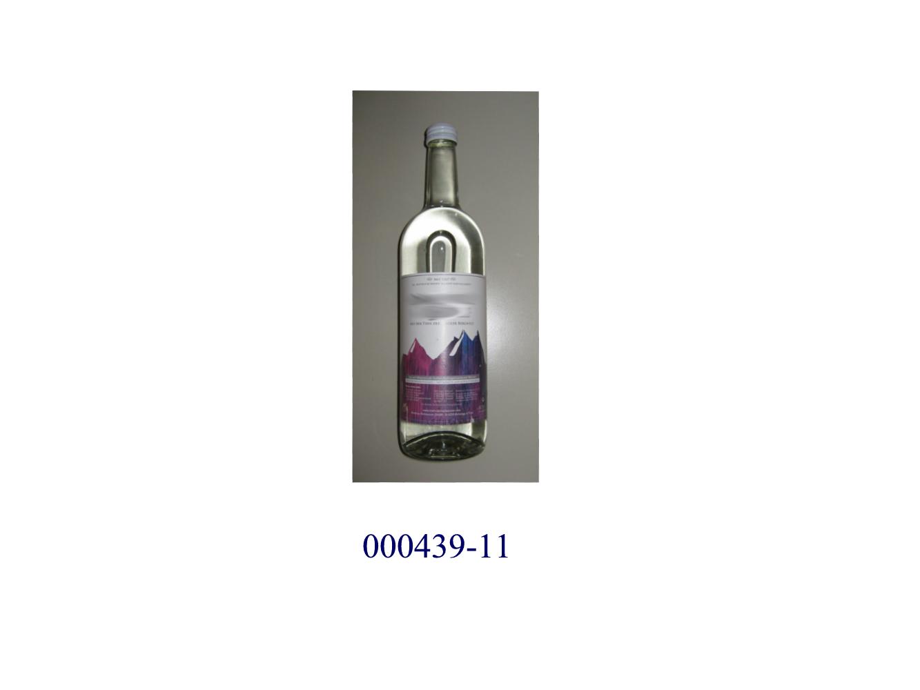 Klares, nicht alkoholhaltiges, nicht kohlensäurehaltiges natürliches Mineralwasser (natürlich abgefülltes Quellwasser), mit einem Mineralstoffgehalt (beispielhaft, lt. Angaben des Berechtigten) an: Calcium: 364 mg/l, Magnesium: 60 mg/l, Sulfat: 897 mg/l, Hydrogencarbonat: 284 mg/l, Nitrat: 3,2 mg/l, Kalium: 2 mg/l, Natrium: 4,4 mg/l, Chlorid: 4,7 mg/l, Fluorid: 1,19 mg/l, pH-Wert: 7,3; aufgrund der natürlichen Herkunft des Wassers kann der Gehalt an Mineralstoffen schwanken, abgefüllt in Glasflaschen zu 0,75 L.