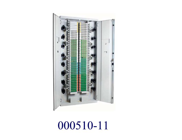 Es handelt sich um ein optisches Faser-Verteil-/Patch-System für passive optische Netzwerke in Form eines Schaltschranks (Verteilerschrank) für Glasfaserkabel.
Der Schrank besteht aus Metall, das Innenleben (Kabelführungen, Kabelhalter, Faserschutzrohre, Spulenträger, Modulträger, Rastnasen, Haltevorrichtungen und Abdeckungen) aus Kunststoff. Die speziell geformten Einschübe sind mit Verbindern für optische Kabel ausgestattet; intern sind die Verbinder mit optischen Kabeln verbunden.
Der Verteilerschrank für Glasfaserkabel wird in verschiedenen Größen und Ausstattungen erzeugt.
(Abbildung siehe Anlage)

„Verbinder für optische Fasern, Bündel aus optischen Fasern oder optische Kabel – sog. Verteilerschrank für Glasfaserkabel“.