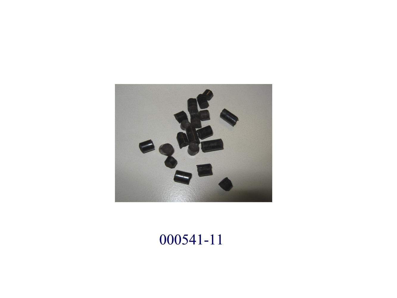 Holzkohle, 
- vorliegend in Form von zylinderförmigen Pellets (Durchmesser zwischen 6 und 18mm, Länge 5 bis 50mm) oder Briketts (Zylinder <18mm Durchmesser, Länge <50mm),
- unter Luftabschluß mittels thermischer Behandlung (Torrefikation) erzeugtes, verkohltes Holz, wobei Teile der Holzstruktur in Kohle umgewandelt wurde (daher keine Ware der Position 4401),
- mit einer Energiedichte, welche höher als Holz einzustufen ist.