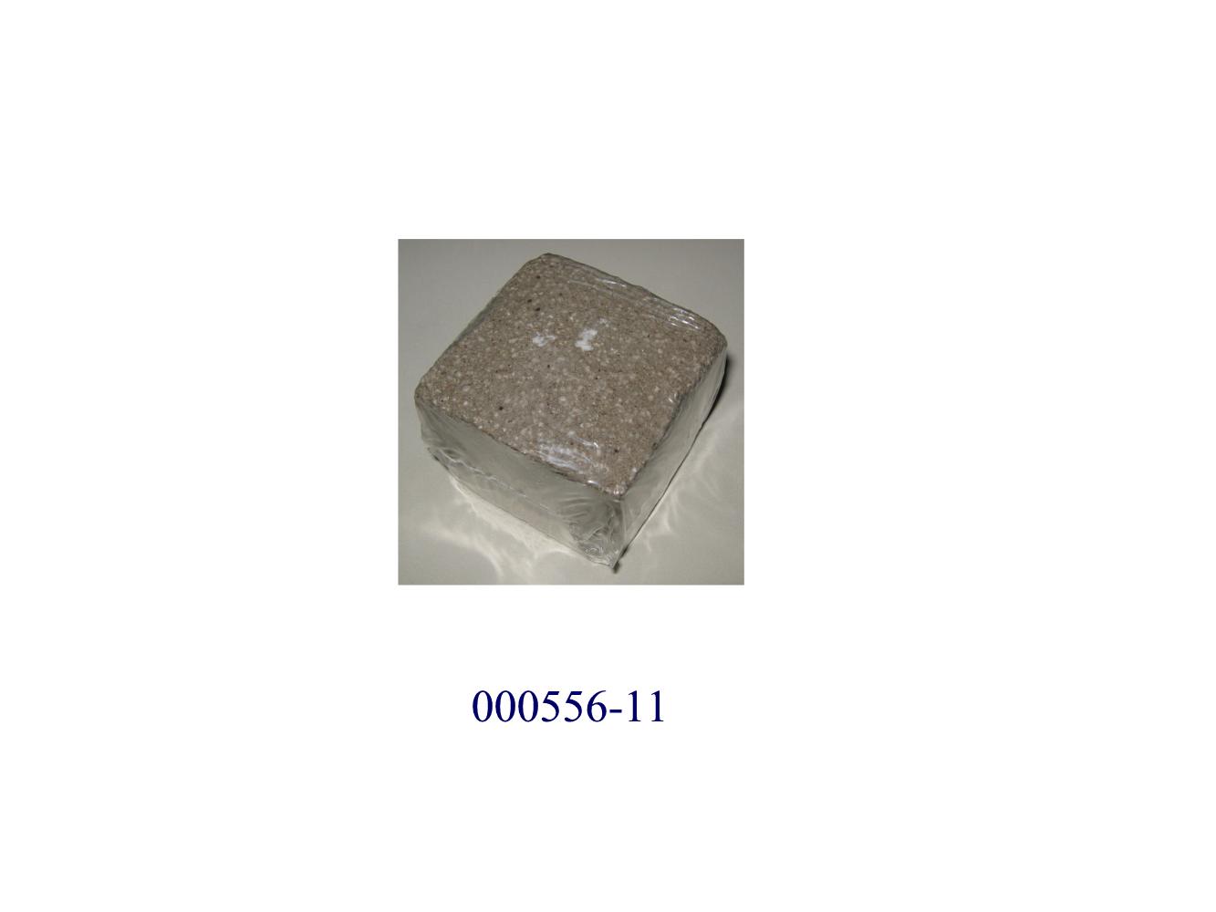 Zubereitung von der zur Fütterung verwendeten Art (Mineralien- und Vitaminkomplex), in Form eines grauen, teils braun punktförmig gesprenkelten, an der Oberfläche unregelmäßigen, rauen, grobkörnigen Steinquaders, im Wesentlichen bestehend aus Mineralstoffen (Natriumchlorid, Dicalciumphosphat, Calciumcarbonat, Magnesiumphosphat, Monodicalciumphosphat, Magnesiumoxid, Monocalciumphosphat), Aroma, Spurenelementen und Vitaminen; ohne Gehalt an: Glucose, Glucosesirup, Maltodextrin, Maltodextrinsirup, Stärke oder Milcherzeugnissen.