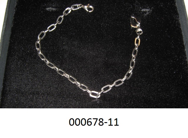 Armband, sogenanntes Bettelarmband
- mit einer Länge von ca. 19,5 cm,
- mit einem Karabinerverschluß ausgestattet,
- bestehend aus Sterling Silber 925,
- mit einem Anhänger (Charm), ebenfalls aus Sterling Silber 925 versehen.