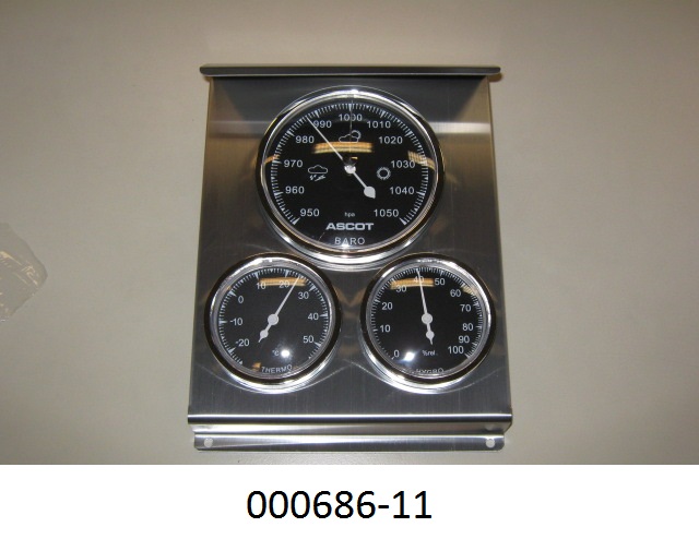 Analoge Wetterstation für innen und außen, in Form einer zusammengesetzten Ware, bestehend aus
- einem runden (Durchmesser ca. 100 mm) analogen Barometer zur Anzeige des Luftdrucks,
- einem runden (Durchmesser ca. 69 mm) analogen Hygrometer zur Anzeige der Luftfeuchtigkeit, und
- einem runden (Durchmesser ca. 69 mm) nicht flüssigkeitsgefüllten, analogen Thermometer mit Gradanzeige in Celsius.
Die drei voneinander unabhängigen Instrumente sind eingebettet in einer rechteckigen Platte aus unedlem Metall (Abmessungen (BxHxT): ca. 16x21x6 cm), die mit Löchern zur Befestigung und einem dachähnlichen Aufsatz als Wetterschutz ausgestattet ist.
Die Ware ist zusammen mit einer Bedienungsanleitung in einem bunt bedruckten Karton für den Einzelverkauf aufgemacht.
(Abbildung siehe Anlage)
