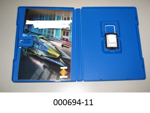Flash-Speicherkarten,
- aus einer mit Speicherbaustein (Flashmemory), Chipcontroller und Security IC (SEC-IC) bestückten Leiterplatte in einem rechteckig geformten Kunststoffgehäuse (Abmessungen: 31 x 22 x 2 mm), mit einer 10-pin Anschlussleiste und Speicherkapazitäten von  2 GB oder 4 GB,
- mit Aufzeichnung von Daten (Spielen),
- zur Verwendung in Spielekonsolen geeignet, 
- zusammen mit Beipack (Spieleanleitung) in einer gemeinsamen Verkaufsverpackung aus Kunststoff.
(Abbildung siehe Anlage)

"Nicht flüchtige Halbleiterspeichervorrichtung, Halbleiter-Aufzeichnungsträger, mit Aufzeichnung von Daten – bespielte Flash Media Cards."