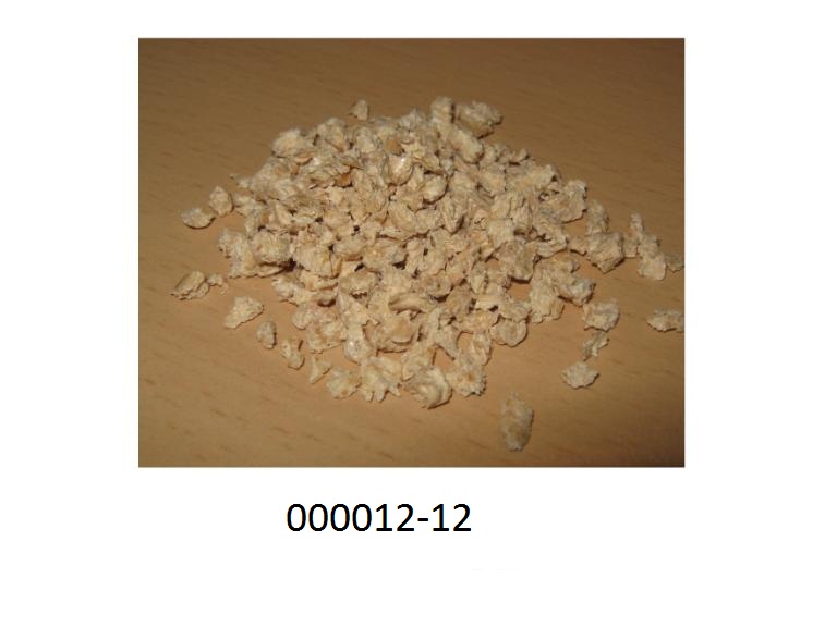 Hellbraune, aus Sägespänen bestehende Bruchstücke von Pellets.