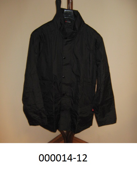 Parka
- lose sitzend, zum Bedecken des Oberkörpers, etwa bis zur Hälfte der Oberschenkel reichend,
- mittels eines Reißverschlusses an der Vorderseite durchgehend zu öffnen, wobei der Reißverschluß mit einer Schutzpatte mit Druckknöpfen (links über rechts) ausgestattet ist,
- bestehend aus einem einfärbigen Gewebe aus 100% Chemiefasern (laut Etikette),
- gefüttert,
- links und rechts vorne in Hüfthöhe mit je einer Tasche mit Patte ausgestattet,
- mit einem Stehkragen verarbeitet, welcher im Innenteil eine Kapuze verbirgt,
- mit einem Tunnelzug an der Taille verarbeitet,
- Stückgewicht des Kleidungsstückes < 1kg,
- aufgrund der Verarbeitungsart (Kapuze und Tunnelzug) kein Mantel.
