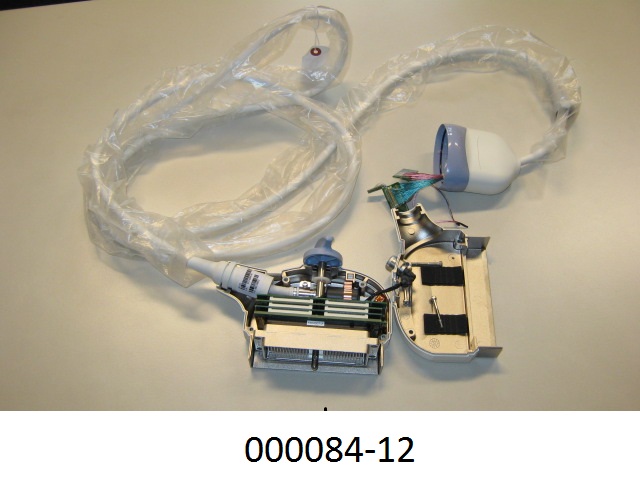 Teil, erkennbar ausschließlich für Ultraschalldiagnosegeräte bestimmt, in Form eines ca. 2,4 m langen mehradrigen, mantelisolierten Kabels, an einem Ende einen Anschlussstecker mit Kunststoffgehäuse für den Ultraschallkopf und am anderen Ende das Anschlussteil (Steckverbinder), eine Baugruppe mit integrierter Elektronik zur Signalumwandlung zum Ultraschallgerät enthaltend.
Der Bauteil empfängt vom Ultraschallkopf die Signale, bereitet diese auf und leitet sie an das Basisgerät (humanmedizinisches Ultraschallgerät nicht Gegenstand dieser VZTA) zur Verarbeitung und Darstellung weiter. Auf Grund der objektiven Merkmale der gegenständlichen Ware handelt es sich um einen erkennbaren Teil, der ausschließlich oder hauptsächlich für ein Ultraschallgerät der Pos. 9018 bestimmt ist.
(Abbildung siehe Anlage)