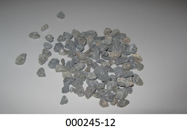 Zerkleinerter mineralischer Stoff, anderweit weder genannt noch inbegriffen, und zwar Olivin aus der Mineralklasse der Silikate, in Form eines Granulates von 2 mm bis 6 mm großen, grauen bis graubraunen Stücken.