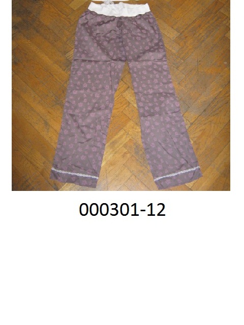 Zweiteilige Zusammenstellung, bestehend aus einer langen, gewebten Hose und einem gewirkten,  modischen Unterhemd (nicht Gegenstand dieser VZTA), ein sogenannter Damenpyjama
lange Hose :
- beide Beine einzeln bis zu den Knöcheln umschließend,
- bestehend aus einem bedruckten Gewebe aus  100 % Baumwolle (laut Etikette),
- mit einem durchgehenden, gewirkten Taillenbund mit Tunnelzug (ein Band aus Spitze dient der Verengung), 
  ohne Öffnung und ohne Verschluß, 
- am unteren Ende der Hosenbeine mit einer Spitzenborte versehen.
Aufgrund der Verarbeitung (Spitzenborte, Blümchenmuster) erkennbar, daß der Artikel für Frauen oder Mädchen bestimmt ist.
Es liegt kein Schlafanzug vor, weil Unterhemd und Hose nicht aus dem gleichen Flächenerzeugnis hergestellt sind.
Es liegt keine Kombination vor, weil Waren der Position 6109 ausgeschlossen sind.
Aufgrund der Verarbeitung und Beschaffenheit des Gewebes (nicht strapazierfähig) handelt es sich auch nicht um eine Arbeits- oder Berufskleidung.