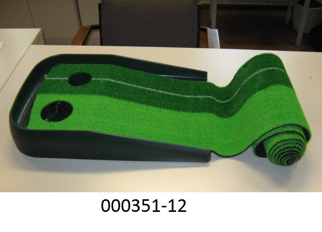 Ausrüstungsgegenstand für den Golfsport, in Form einer
- ca.250 cm langen und 30 cm breiten Matte für das Putt-Training beim Golfen,
- die Matte besteht aus Kunststoff, wobei die Oberfläche aus einem ca. 5mm hohen Flor aus Kunststoff 
  (Rasenimitation) besteht,
- an einem Ende der Matte befindet sich eine ca, 10 cm hohe Rampe aus Kunststoff mit zwei Vertiefungen 
  (Einlochen),
- in Aufmachung für den Einzelverkauf.
