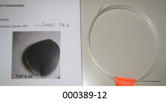 Tennissaite in Form eines biegsamen, weißen Monofils mit einem größten Durchmesser von mehr als 1 mm aus dem Kondensationspolymerisationserzeugnis Polyethylenterephthalat.