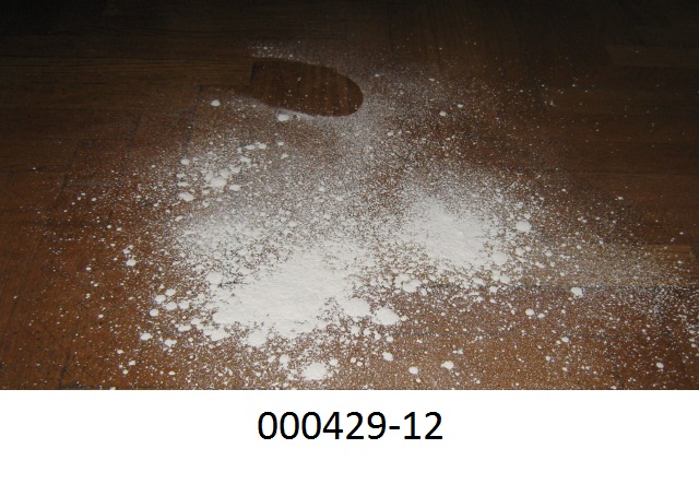Natürliches, gemahlenes Calciumcarbonat in Form eines feinen, gelbstichigen Pulvers; in verschiedenen Körnungen (Futterkalk 2001: 0 bis 20 µm, Futterkalk 6301: 0 bis 63 µm, Futterkalk 9001: 0 bis 90 µm).