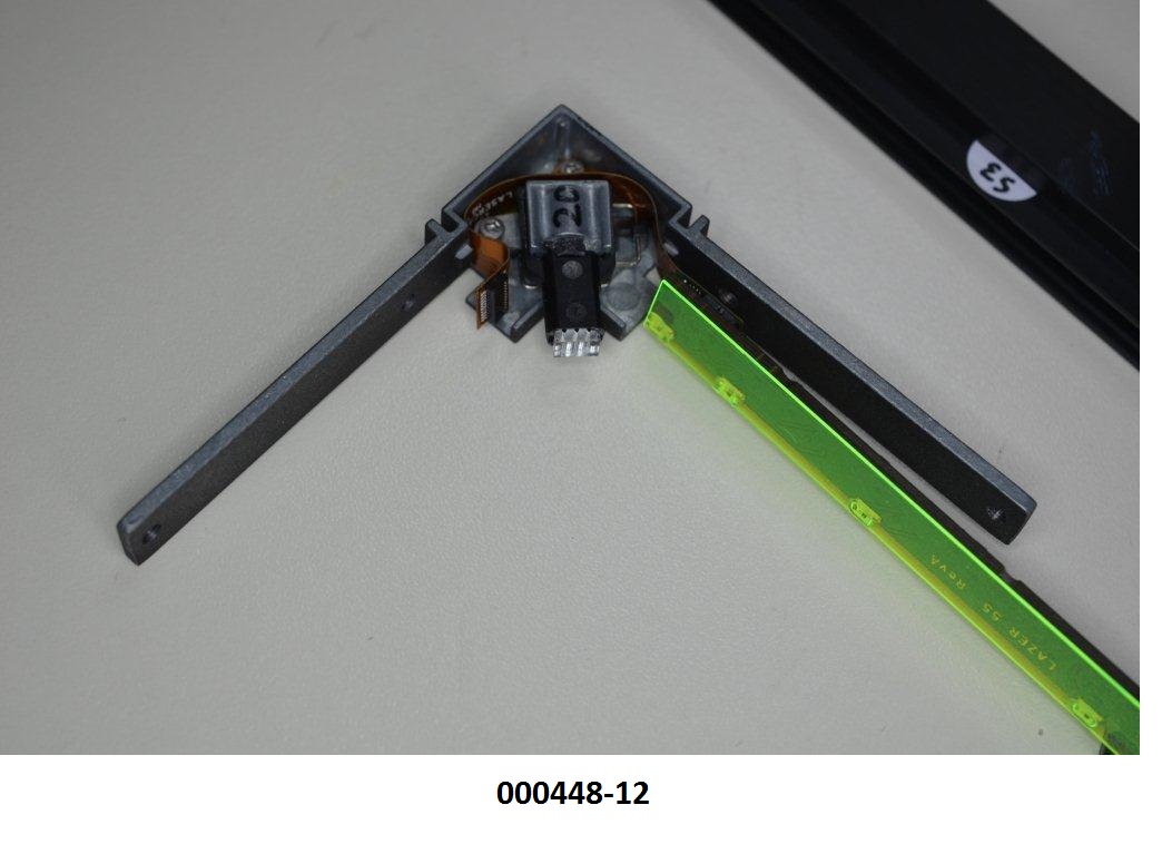 Die aus einer zusammengesetzten elektrischen Schaltung (Baugruppe) und Befestigungswinkeln bestehende Ware stellt einen Teil einer Eingabeeinheit dar, welche nach Montage an einem Monitor für automatische Datenverarbeitungsmaschinen verwendet wird. Die Produktfunktionalität basiert auf optischer Touch-Screen-Technologie mit Laser-Sende-, sowie Empfangsbauelementen (lt. Antragstellerangaben bei einer Wellenlänge von 405nm) und Auswertelektronik in einem Metallrahmen.
(Abbildung siehe Anlage)