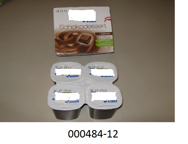 Schokoladebraune, puddingartige, nach Schokolade und nach Soja schmeckende, nicht alkoholhaltige, kakaohaltige Lebensmittelzubereitung im Wesentlichen bestehend aus Wasser, Zucker, Sojabohnen, Stärke, Schokolade, Salz und Aromastoffen; in unmittelbaren Umschließungen mit einem Gewicht des Inhalts von 1 kg oder weniger; mit Gehalt an: Saccharose (einschließlich Invertzucker als Saccharose berechnet): weniger als 70 GHT; mit Gehalt an: Milchfett: 0,0 GHT; Milchprotein: 0,0 GHT; Stärke/Glucose: weniger als 5 GHT; Saccharose/Invertzucker/Isoglucose: mehr als 5 GHT, jedoch weniger als 30 GHT; aufgemacht in 4 miteinander verbundenen, mittels perforierter Bruchlinien trennbaren Kunststoffbechern mit aufgeschweißter Aluminiumfolie zu je 125 g, umhüllt von einer bunt bedruckten Kartonschleife.