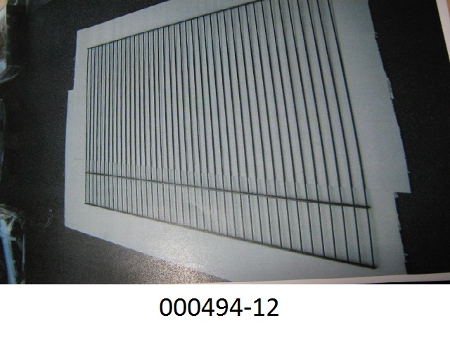 Rechteckiges Gitter aus verzinktem, unlegiertem Eisendraht, kunststoffbeschichtet, mit den Abmessungen 200,5 x 110,6 cm. Die Längsstreben (Drahtstärke 5 mm) und die drei Querstreben (Drahtstärke 6 mm) liegen jeweils parallel, sind an den Kreuzungspunkten verschweißt und bilden eine Maschengröße von 100 cm² oder mehr.
(Materialangaben lt. Antragsteller).
Diese Erzeugnisse werden an einem Metallpfosten (nicht Gegenstand dieser VZTA) mittels Halteklammern (nicht Gegenstand dieser VZTA) befestigt und um einen Swimmingpool aufgestellt, damit Kleinkinder nicht ins Wasser fallen.
(Abbildung siehe Anlage)

Derartige Erzeugnisse gehören als "andere Gitter und Geflechte, an den Kreuzungsstellen verschweißt, mit einer Maschengröße von 100 cm² oder mehr, aus Draht mit einer größten Querschnittsabmessung von 3 mm oder mehr“ zur Codenummer 7314 2090 00 des TARIC.