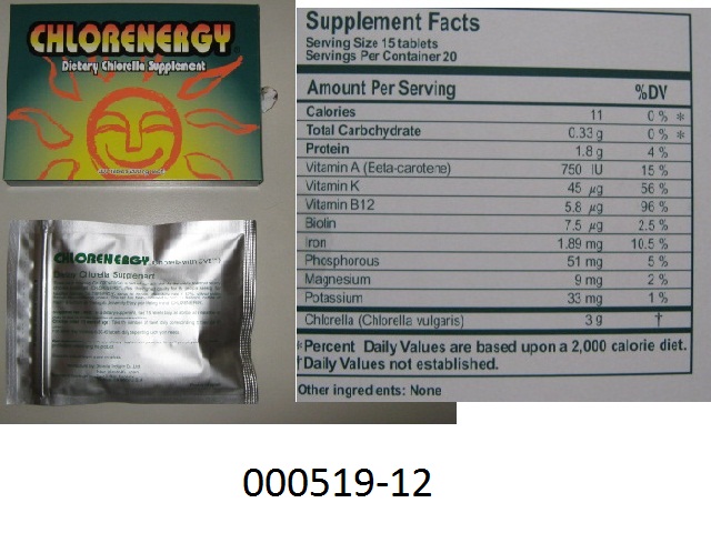 Dunkelgrünes, runde, beidseitig gewölbte Komprimate (Tabletten), bestehend aus getrockneten Einzeller-Mikroorganismen und zwar einzelligen, nicht lebenden Algen (Chlorella); aufgemacht in einem Karton, einen bunt bedruckten, verschweißten Verbundfoliensack zu 300 Stück, enthaltend; das Erzeugnis dient als Nahrungsergänzung.