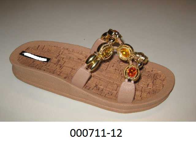 Schuh (Sandale)
- den Knöchel nicht bedeckend,
- mit einem Obermaterial aus Bändern aus Kunststoff  aus weichgemachtem Polyvinylchlorid und 
  Schmucksteinimitaten, welche mittels Zapfen mit der Sohle zusammengesteckt sind,
- mit Laufsohlen aus Kautschuk oder Kunststoff.
