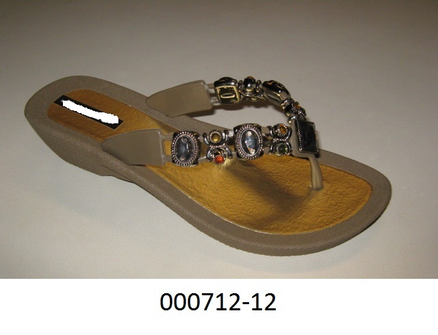 Schuh (Sandale)
- den Knöchel nicht bedeckend,
- mit einem Obermaterial aus Bändern aus Kunststoff  aus weichgemachtem Polyvinylchlorid und 
  Schmucksteinimitaten, welche mittels Zapfen mit der Sohle zusammengesteckt sind,
- mit Laufsohlen aus Kautschuk oder Kunststoff.