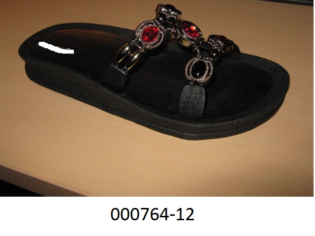 Schuh (Sandale)
- den Knöchel nicht bedeckend,
- mit einem Obermaterial aus Bändern aus Kunststoff  aus weichgemachtem Polyvinylchlorid und 
  Schmucksteinimitaten, welche mittels Zapfen mit der Sohle zusammengesteckt sind,
- mit Laufsohlen aus Kautschuk oder Kunststoff.