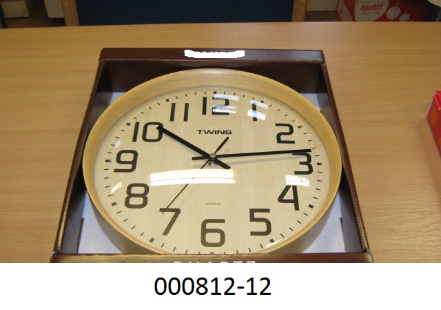 Bei der Ware handelt es sich um eine runde Wanduhr (Durchmesser ca. 30 cm) für den Innenbereich mit Ziffernblatt und Rahmen aus Holz, bestehend aus
- einem batteriebetriebenen Uhrwerk (kein Kleinuhr-Werk), das in einem ca. 5,6 cm x 5,6 x 1,7 cm großen 
  Kunststoffgehäuse untergebracht ist, 
- einem Stunden-, Minuten- und Sekundenzeiger.
Auf dem Ziffernblatt sind die Stunden durch Zahlen von 1 bis 12, und die Minuten durch dünne Striche markiert.
Die Ware ist in einem bedruckten Pappkarton für den Einzelverkauf verpackt.
(Abbildung siehe Anlage)