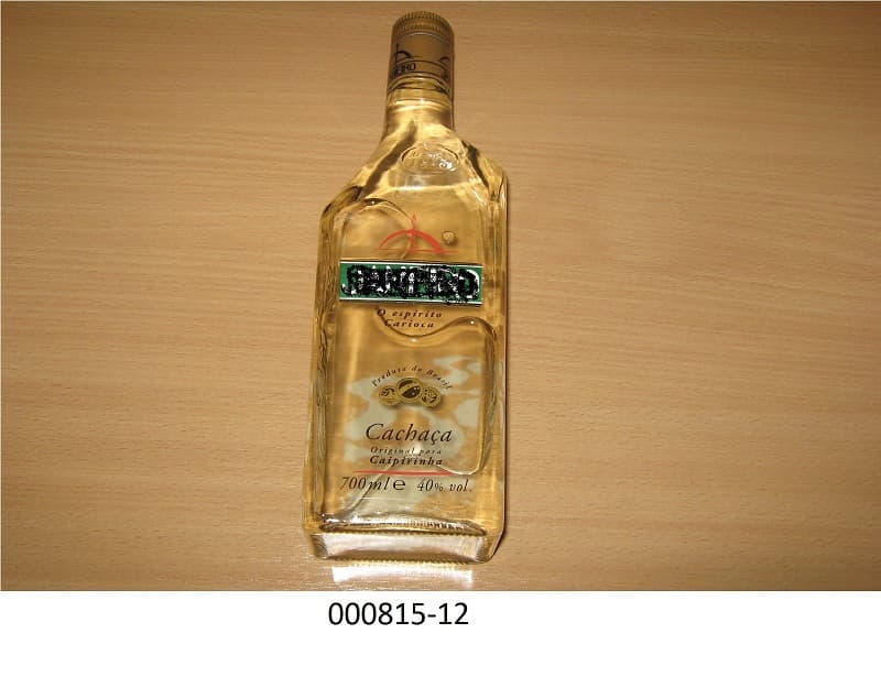 Blassgelbes, klares, alkoholhaltiges, unmittelbar trinkbares Getränk (Rum) mit Geruch und Geschmack nach Rum; in Behältnissen mit einem Inhalt von 2 L oder weniger und mit einem Gehalt an anderen flüchtigen Stoffen als Ethyl- und Methylalkohol von 225 g oder mehr pro hl reinen Alkohols (+/- 10 %); aufgemacht in einer etikettierten Glasflasche mit Schraubverschluß zu 0,7 Liter.