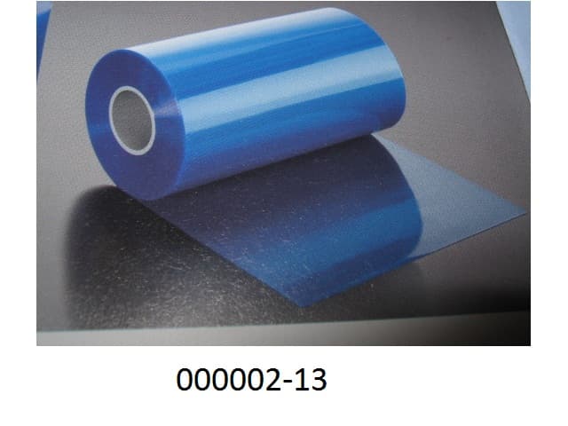 Hellblaues, klar durchsichtiges, einseitig selbstklebendes Flacherzeugnis auf Rollen (Dicke: mehr als 70 µm, Breite: 180 mm), bestehend aus einem Ethylen-Vinylacetat-Copolymer, beschichtet mit einer Acrylklebeschicht (Poly(methacrylat)), abgedeckt mit einer Schutzfolie aus Polypropylen.