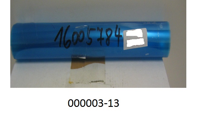 Hellblaues, klar durchsichtiges, einseitig selbstklebendes Flacherzeugnis auf Rollen (Dicke: mehr als 100 µm, Breite: 225 mm), bestehend aus einem (Ethylen-Vinylacetat)-Copolymer, beschichtet mit einer Klebeschicht aus einem Acrylelastomer, abgedeckt mit einer Schutzfolie aus Polyester.