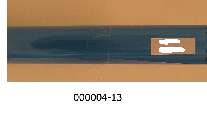 Hellblaues, klar durchsichtiges, einseitig selbstklebendes Flacherzeugnis auf Rollen (Dicke: mehr als 100 µm, Breite: 230 mm), bestehend aus einem (Ethylen-Vinylacetat)-Copolymer, beschichtet mit einer Klebeschicht aus einem Acrylelastomer, abgedeckt mit einer Schutzfolie aus Polyester.