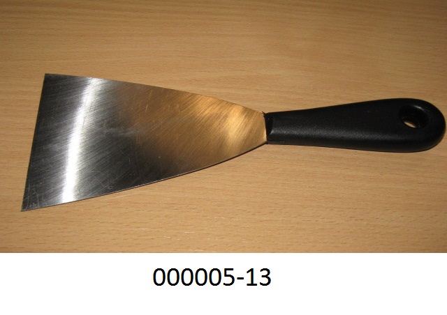 Bei der Spachtel handelt es sich um ein mit freiem Arm zu handhabendes Erzeugnis mit arbeitendem Teil aus Stahl. Die Spachtel besteht aus einer steifen trapezförmigen Klinge (maximale Breite 9 cm) aus Normalstahl (Antragstellerangabe) mit spitzen Klingenecken und einem Griff aus Kunststoff, der mit einem Loch (Aufhängeöse) versehen ist.
(Abbildung siehe Anlage)