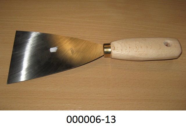 Bei der Spachtel handelt es sich um ein mit freiem Arm zu handhabendes Erzeugnis mit arbeitendem Teil aus Stahl. Die Spachtel besteht aus einer steifen trapezförmigen Klinge (maximale Breite 9 cm) aus Normalstahl (Antragstellerangabe) mit spitzen Klingenecken und einem Griff aus Holz, der mit einem Loch (Aufhängeöse) versehen ist.
(Abbildung siehe Anlage)