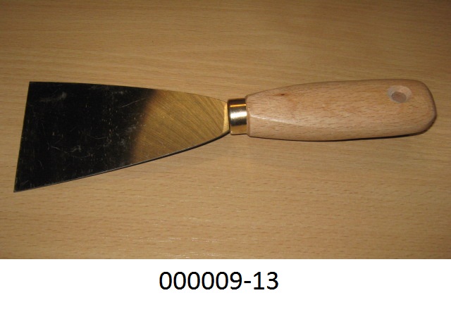 Bei der Spachtel handelt es sich um ein mit freiem Arm zu handhabendes Erzeugnis mit arbeitendem Teil aus Stahl. Die Spachtel besteht aus einer steifen trapezförmigen Klinge (maximale Breite 7 cm) aus Normalstahl (Antragstellerangabe) mit spitzen Klingenecken und einem Griff aus Holz, der mit einem Loch (Aufhängeöse) versehen ist.
(Abbildung siehe Anlage)
