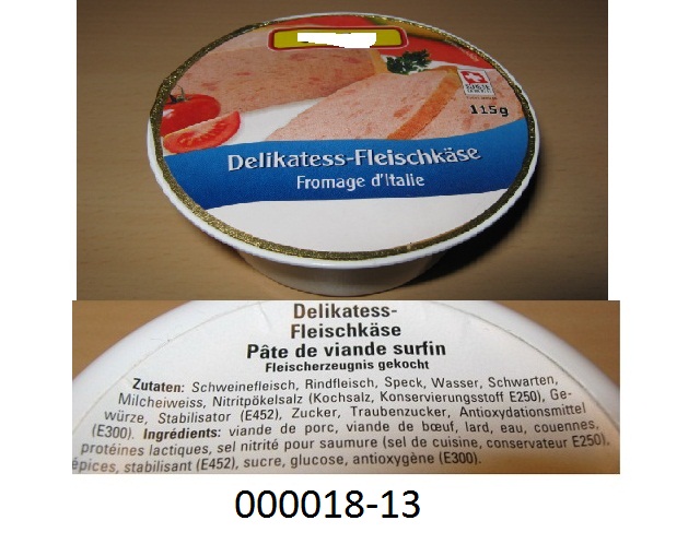 Andere Zubereitung aus Schweinefleisch einschließlich Mischungen, mit einem Gehalt an Fleisch oder Schlachtnebenerzeugnissen aller Art, einschließlich Schweinespeck und Fetten jeder Art oder Herkunft, von 80 GHT oder mehr, in Form einer schnittfesten, mit kleinen Fleischstückchen durchsetze Masse, im Wesentlichen bestehend aus Schweinefleisch, Rindfleisch, Wasser; Schwarten, Zwiebeln, Milchprotein, Nitritpökelsalz, Gewürzen, Zucker und Aromen; aufgemacht in einer mit einer etikettierten Aluminiumabziehfolie luftdicht verschlossenen Kunststoffschale zu 115 g.
