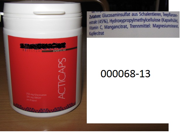 Arzneiware, in Form von nahezu durchsichtigen Steckkapseln, gefüllt mit einer hellbraunen, feinen, pulverförmigen Zubereitung, bestehend aus dem arzneilichen Wirkstoff Glucosaminsulfat, Tee-Extrakt (lt. Berechtigtem: Grüntee-Spezial-Extrakt OM24), Vitamin C und geringfügigem Anteil an Trennmittel; mit therapeutisch/prophylaktischer Wirkung (Glucosamin wird in der Medizin zur Minderung von Schmerzen und zur Verbesserung der Funktion bei leichter bis mittelschwerer Gonarthrose, sowie zur Steigerung der Wirksamkeit von Antibiotika eingesetzt); in diversen Aufmachungen und Packungsgrößen; keine Zubereitung auf der Grundlage von Auszügen, Essenzen und Konzentraten aus Kaffee, Tee oder Mate der Position HS 2101.